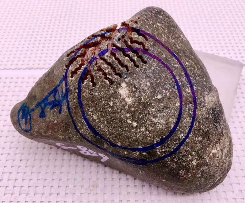 秒杀价3688???1.35公斤南齐开窗红翡手镯料皮壳完整品