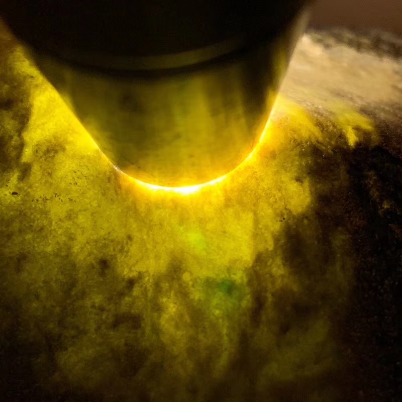 1.15公斤老南齐全赌料种老皮壳紧实品相完整打灯荧光十足有底