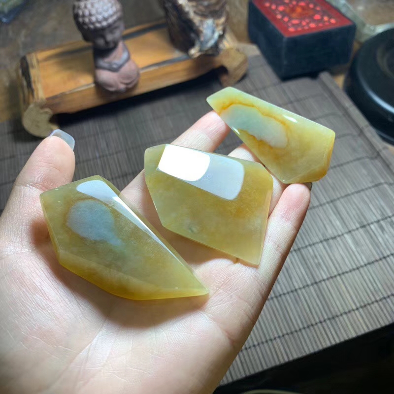 128克大马坎黄翡精品明料种好、巧雕的好东西[得意][得意]