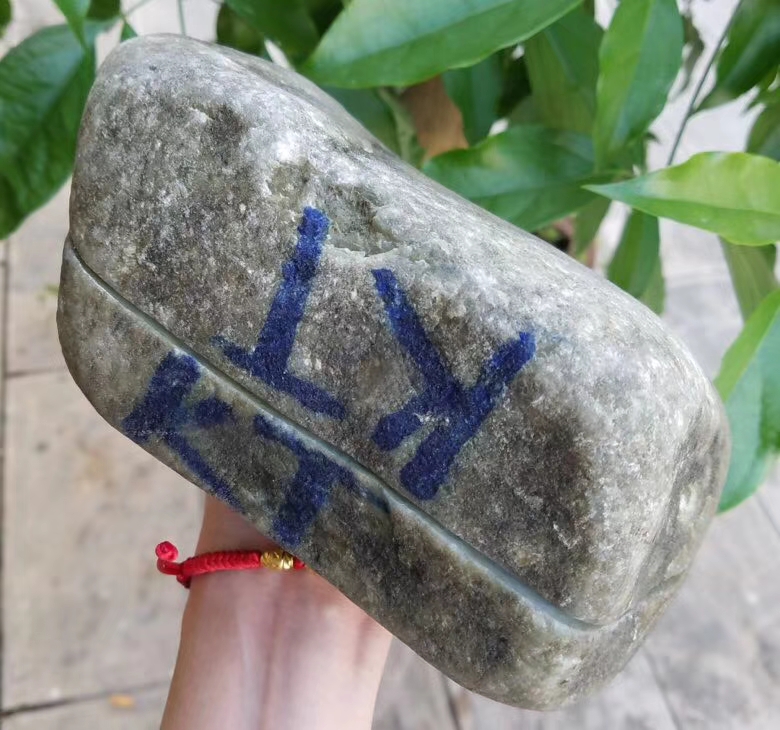 秒杀价8800南齐改口手镯料5.72公斤淡淡的底色种老起胶玉