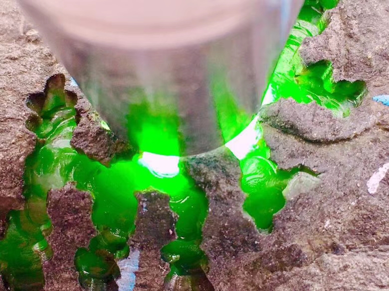 1.6公斤莫西沙开窗色带满色手镯料皮壳完整品相好沿色带大面积