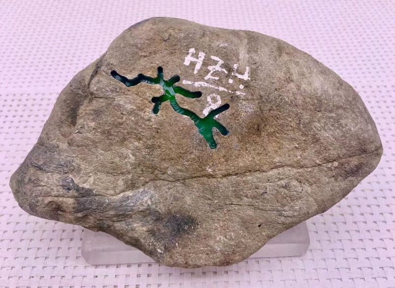 秒杀价38881.35公斤莫西沙开窗满色手镯料皮壳完整紧致品