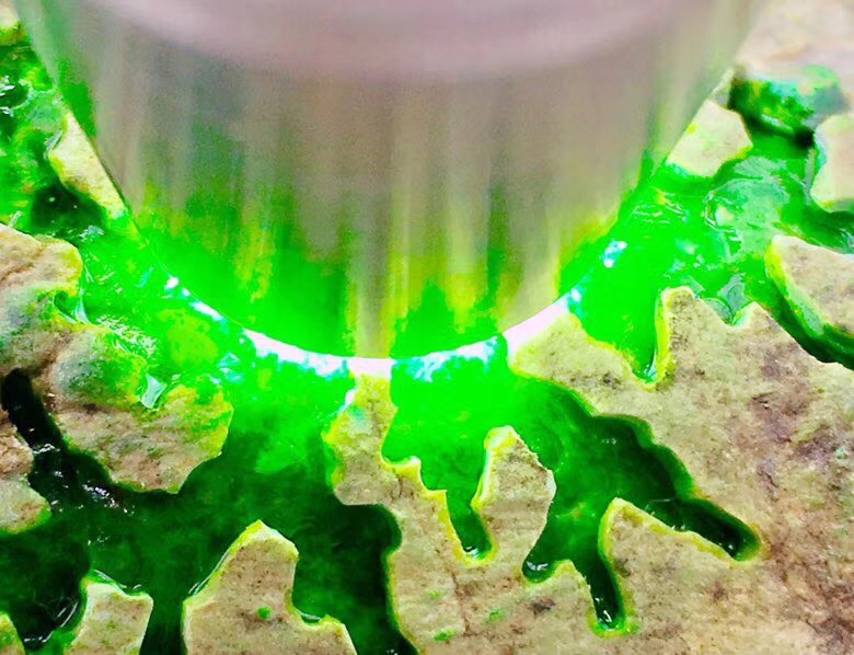 秒杀价5999775克莫西沙开窗满色阳绿手镯料皮壳完整品相好