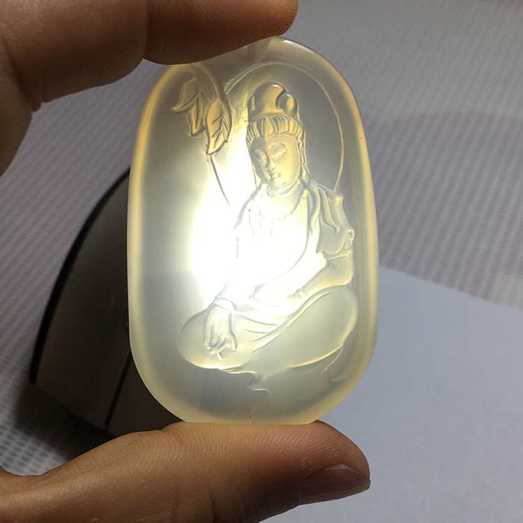水沫玉观音圆牌淡黄色品相漂亮无裂痕重35克