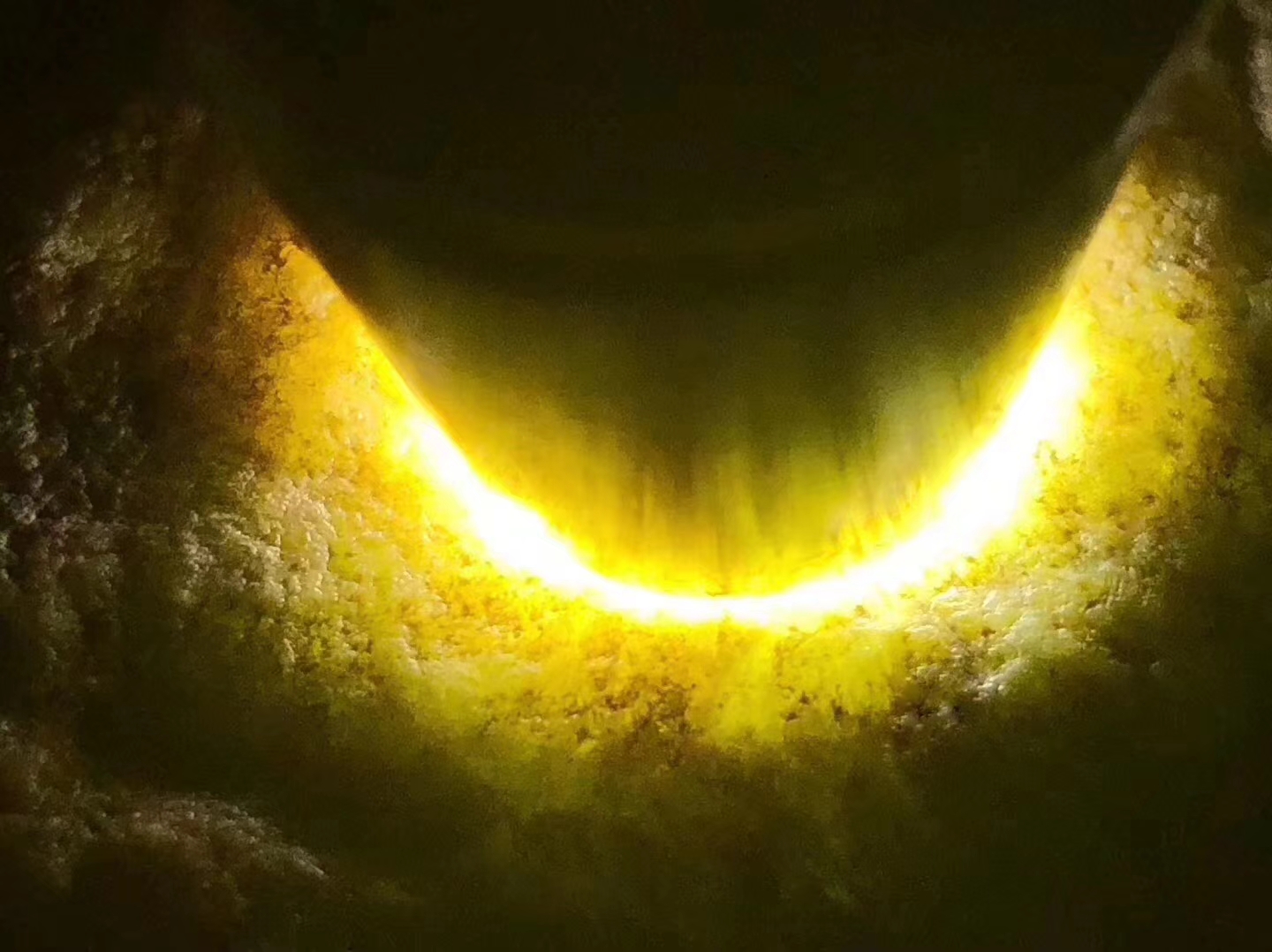 LQ22-4kg莫西沙全赌手镯料皮壳紧致翻沙均匀灯下荧光足种