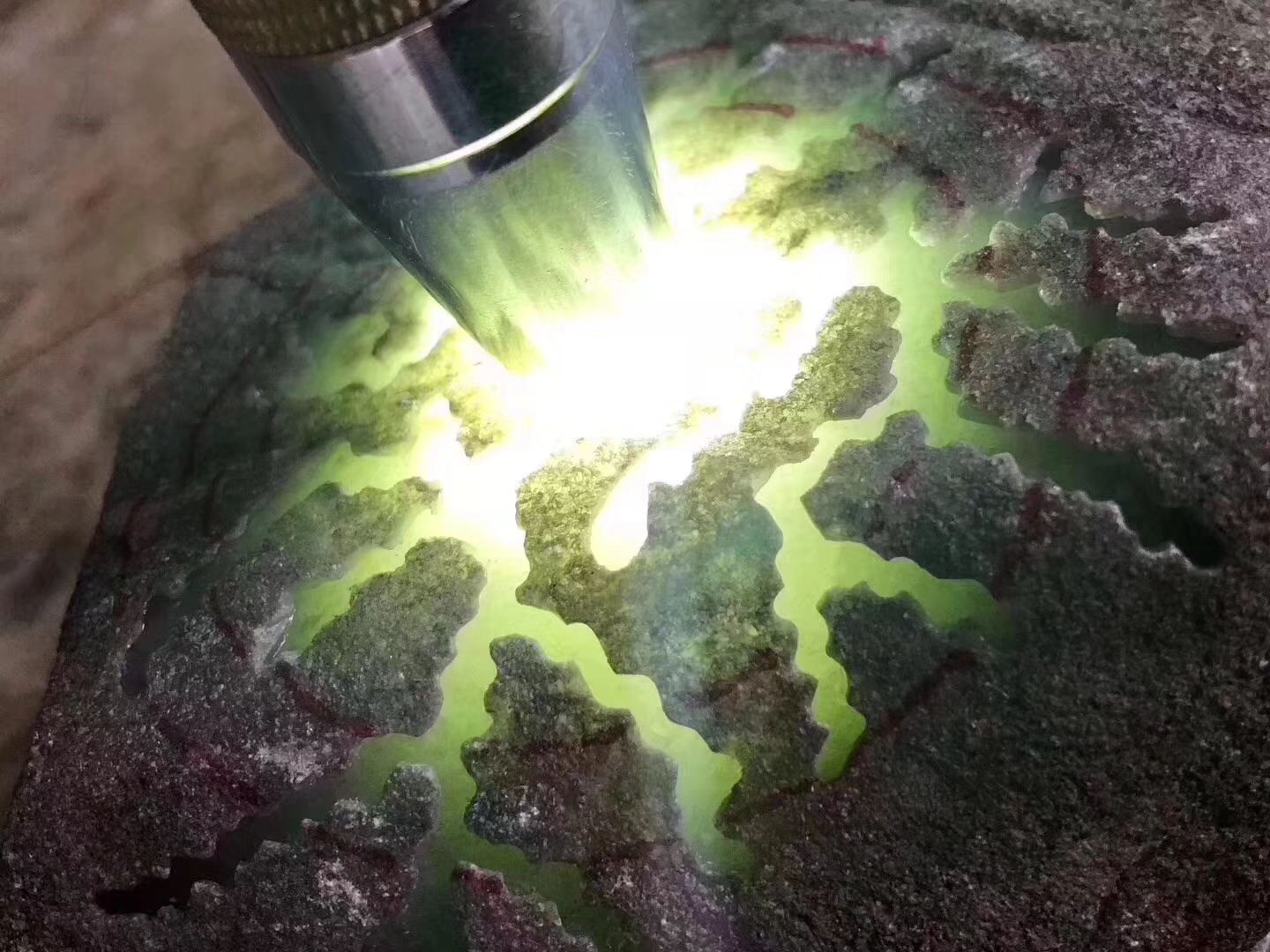 SG183-1kg水翻沙开窗手镯料皮壳紧实整体已翻沙灯下通透