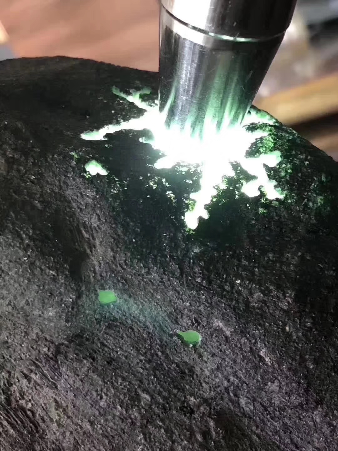 JW79-2.4kg莫西沙开窗冰种手镯料皮壳超老杠味十足起荧