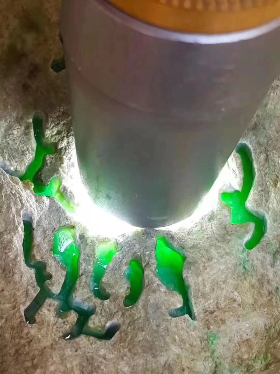 SG109-8kg莫西沙开窗手镯料品相完整翻沙均匀灯下通透飘