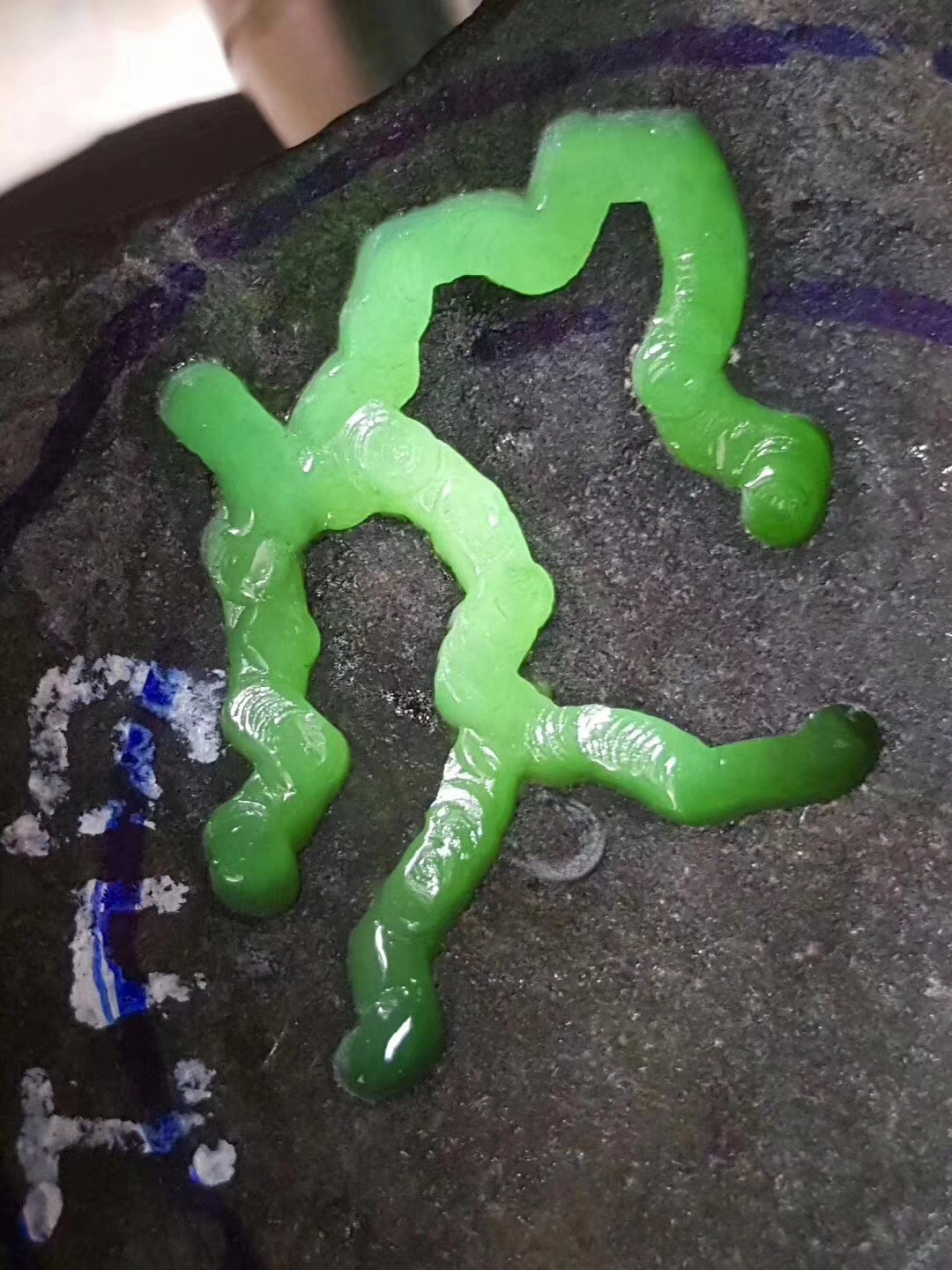 JW75-900g莫西沙开窗晴底手镯料皮壳超老两面对开窗灯下