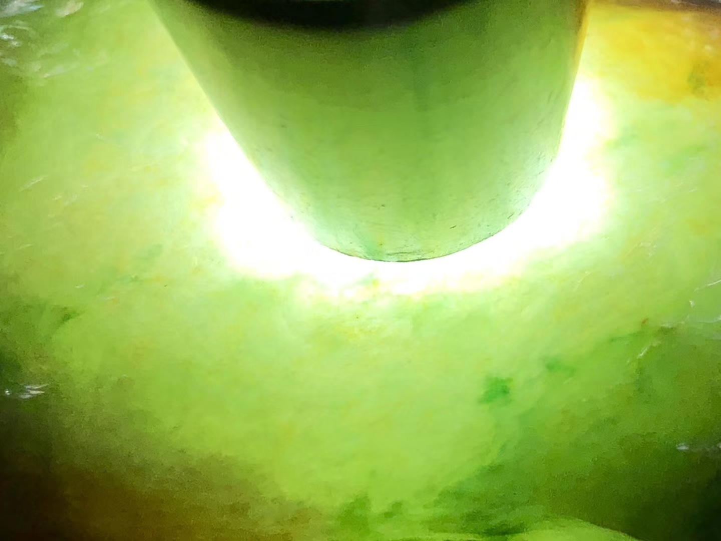 XM4-430g大马坎飘花牌子料皮壳紧致大面积已擦皮飘花阳绿
