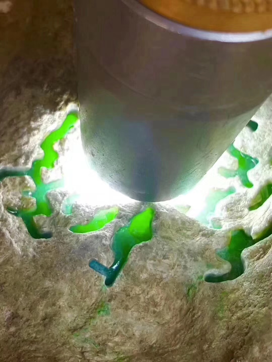 SG109-8kg莫西沙开窗手镯料品相完整翻沙均匀灯下通透飘