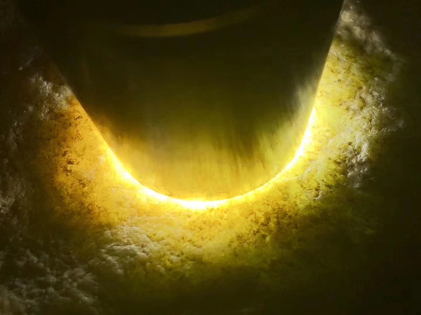 LQ22-4kg莫西沙全赌手镯料皮壳紧致翻沙均匀灯下荧光足种