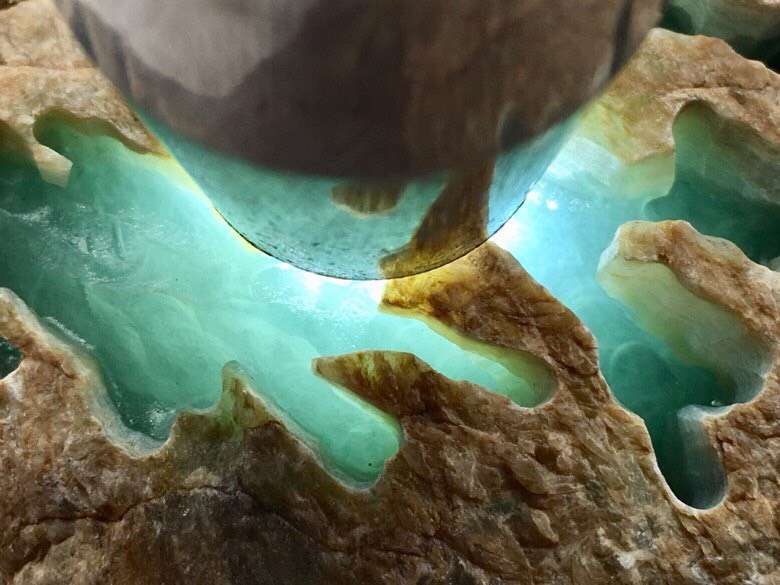 秒杀.3公斤莫西沙开窗冰晴底手镯料品相十分完美皮壳完整开窗化