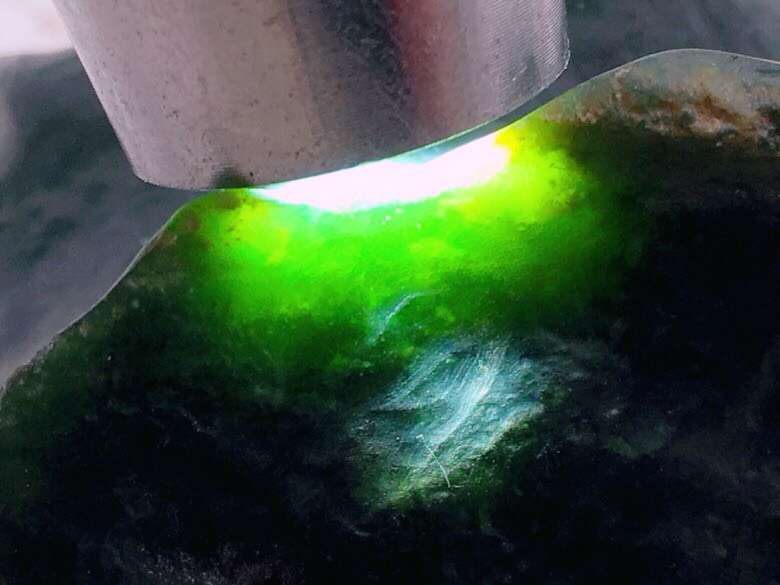 185克老坑莫西沙墨翠戒面挂件料全身大面积多处脱沙大面积开窗