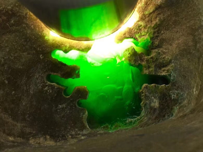 冰阳绿戒面料推荐1.65公斤莫西沙脱沙开窗冰阳绿戒面料大面积