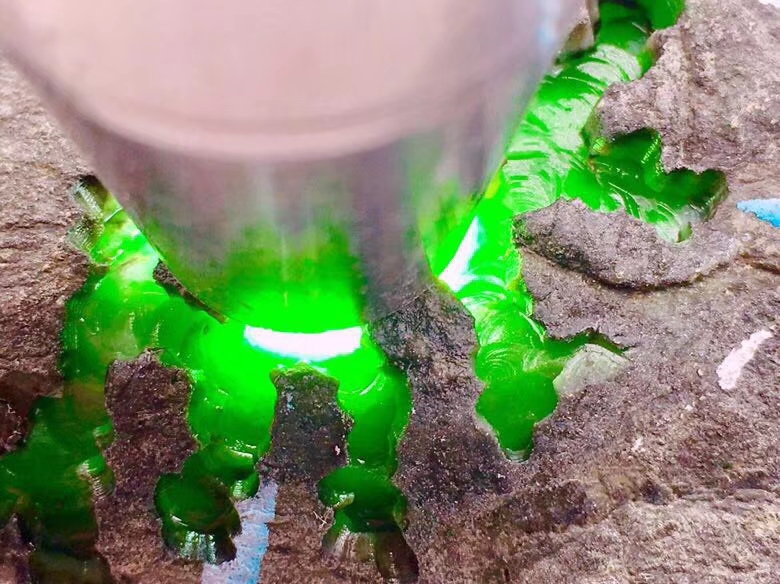 1.6公斤莫西沙开窗色带满色手镯料皮壳完整品相好沿色带大面积