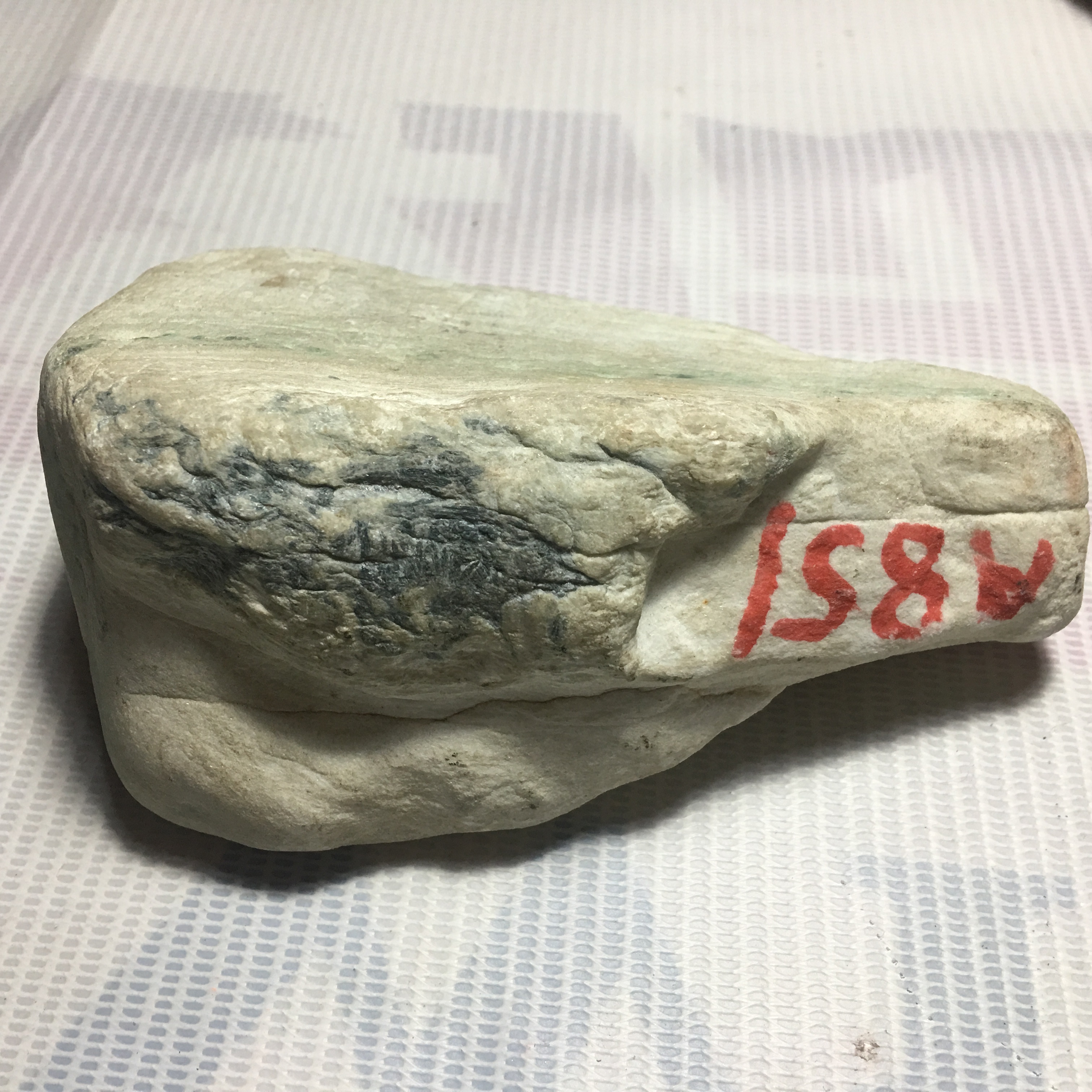 木纳白盐沙色带明显见光不死品相好重703克_木那原石,色料,冰料_琳轩