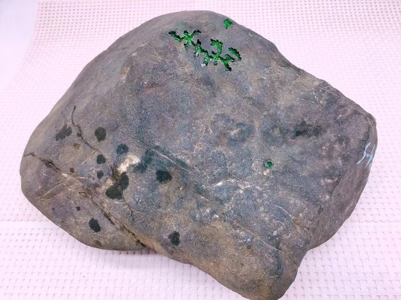 6.4公斤莫西沙开窗满色阳绿手镯料品相完美皮壳完整翻沙均匀细