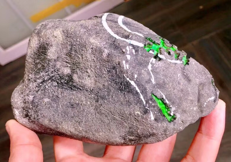 1.6公斤莫西沙开窗色带满色手镯料皮壳完整品相好沿色带大面积