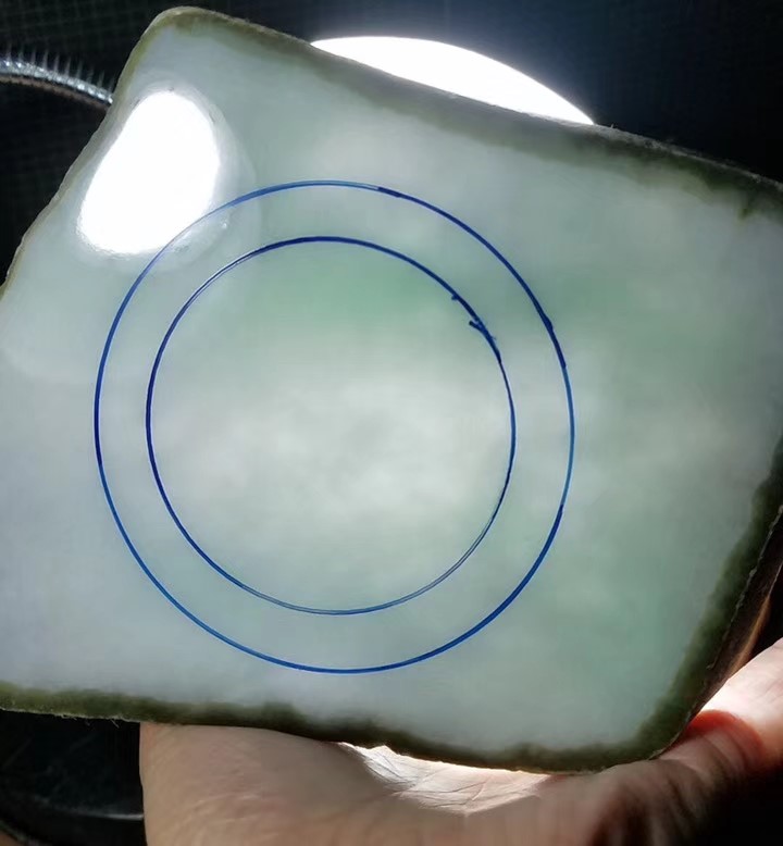 元旦特号特南奇改口手镯片料0.72公斤淡淡的底色飘点色花种老